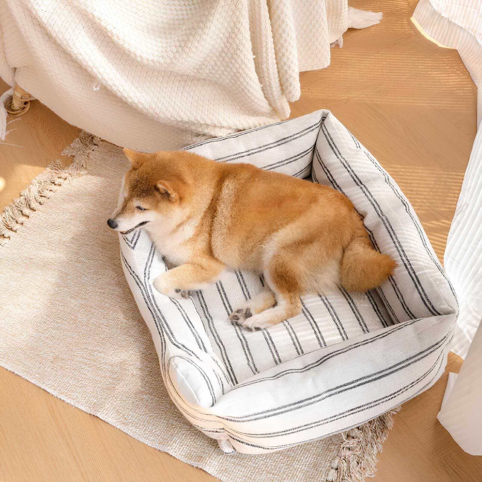 classic-stripe-hundebett-fuer-alle-jahreszeiten-grau-weiss-blau-weiss-gestreift-atmungsaktiv-abwaschbar-happyhunde